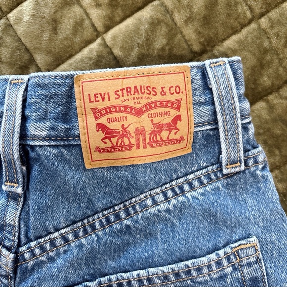✨Levi’s High Waisted Mom Shorts - Picture 6 of 7